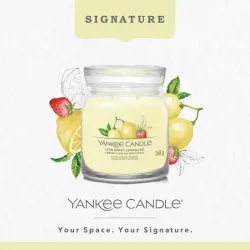 Yankee Candle Signature Medium Iced Berry Lemonade, Średnia Świeca Sojowa z Dwoma Knotami, 368g